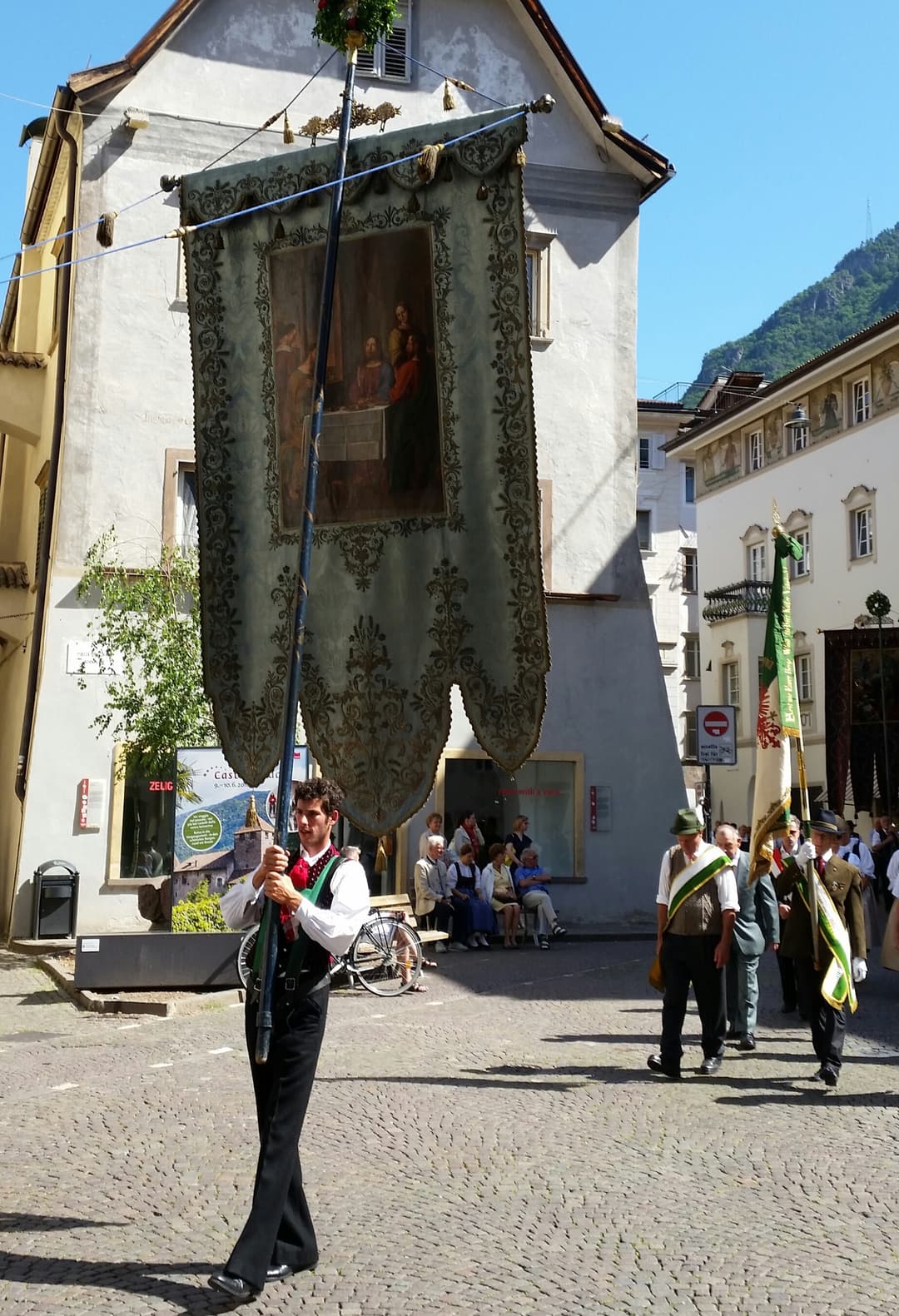 La processione del Sacro Cuore a Bolzano