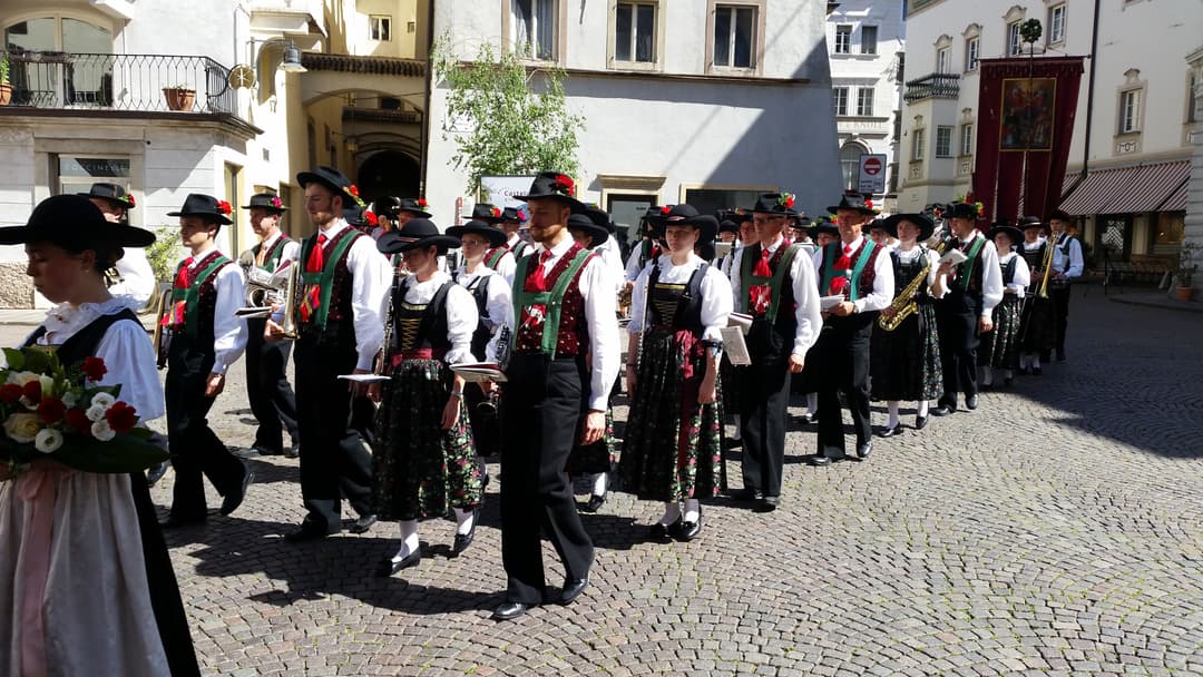 La processione del Sacro Cuore a Bolzano